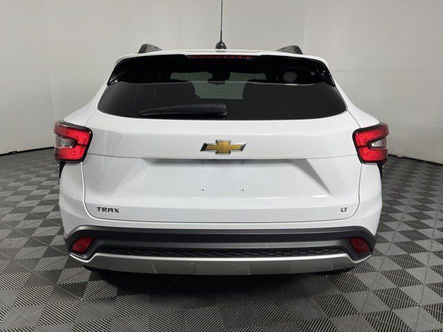 Used 2024 Chevrolet Trax LT w/ Driver Confidence Package FWD image 7