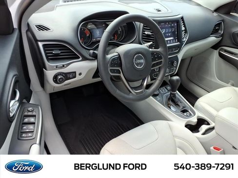 Used 2021 Jeep Cherokee Latitude Lux w/ Comfort/Convenience Group AWD/4WD image 17