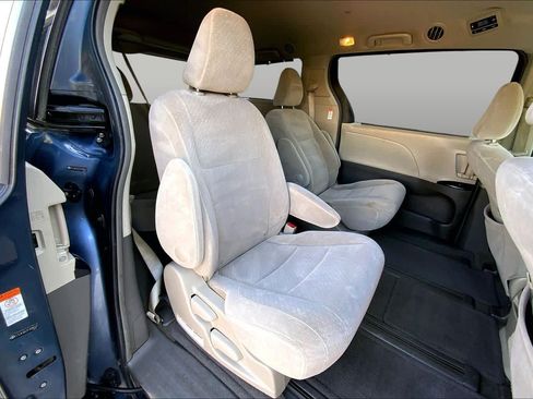 Used 2015 Toyota Sienna LE AWD/4WD image 20