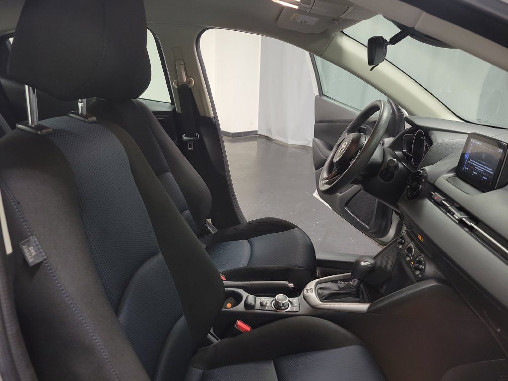 Used 2019 Toyota Yaris L FWD image 30