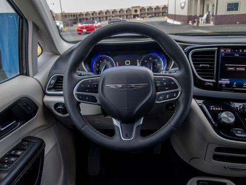 Used 2023 Chrysler Pacifica Touring-L image 19