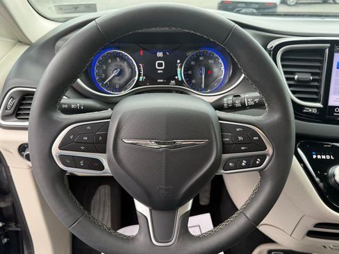 Used 2023 Chrysler Pacifica Touring-L FWD image 15