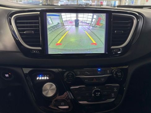 Used 2025 Chrysler Pacifica Select image 20