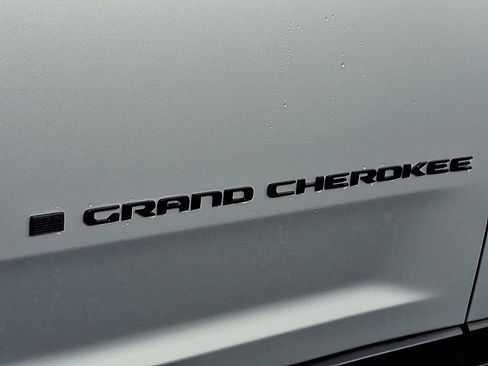 Used 2024 Jeep Grand Cherokee Altitude image 34