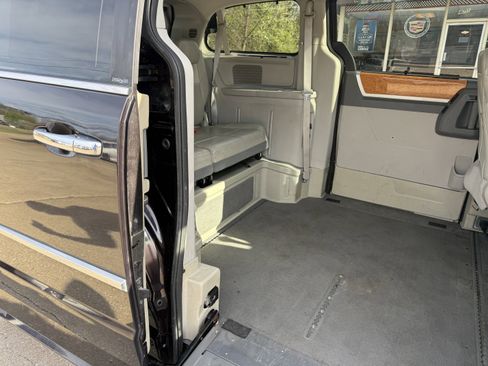 Used 2010 Chrysler Town & Country Limited image 32
