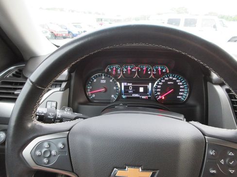 Used 2018 Chevrolet Suburban LT RWD image 32