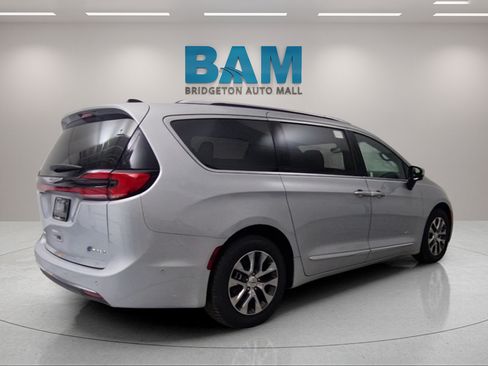 Used 2023 Chrysler Pacifica Pinnacle FWD image 7