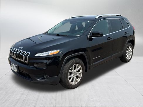 Used 2017 Jeep Cherokee Latitude w/ Cold Weather Group AWD/4WD image 3