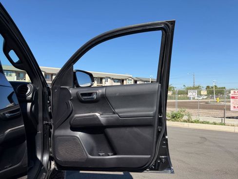 Used 2021 Toyota Tacoma TRD Off-Road w/ Technology Package image 15