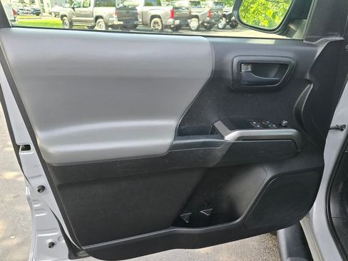 Used 2021 Toyota Tacoma SR5 AWD/4WD image 16