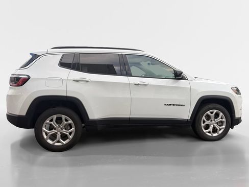 Used 2024 Jeep Compass Latitude AWD/4WD image 3