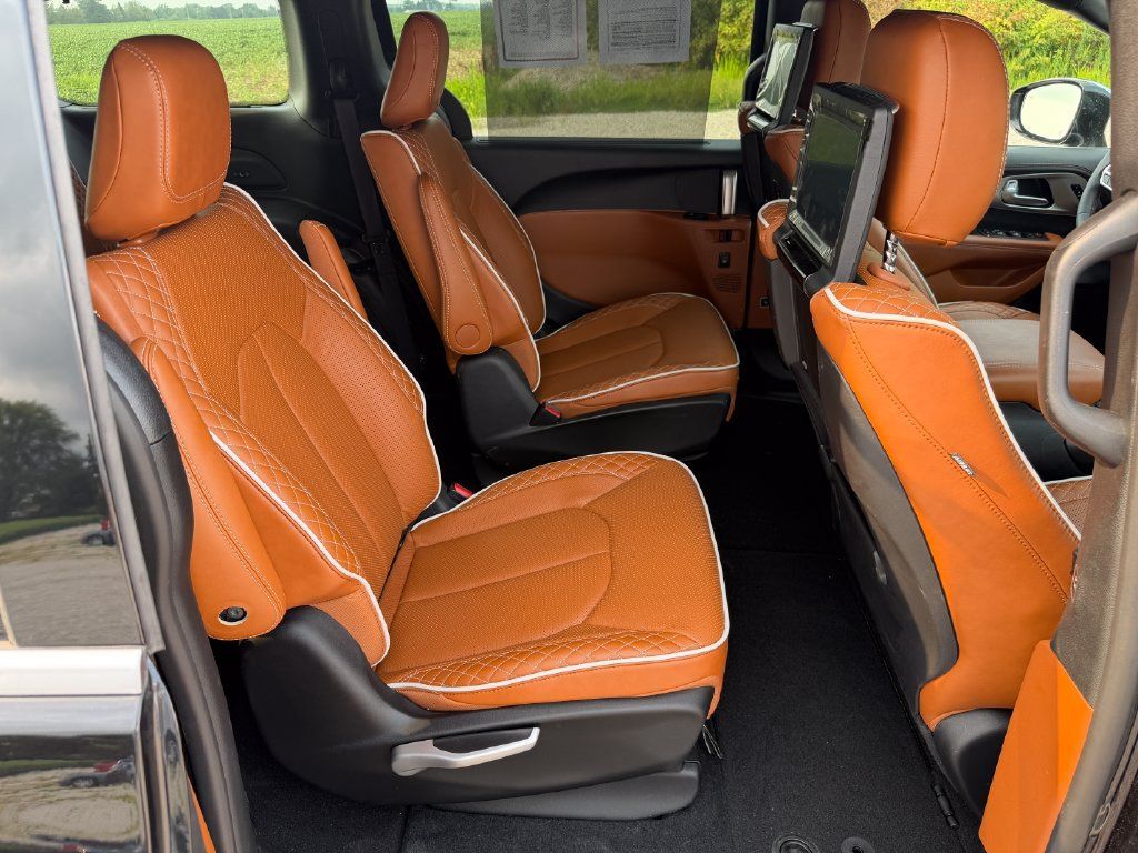 Used 2024 Chrysler Pacifica Pinnacle AWD/4WD image 28