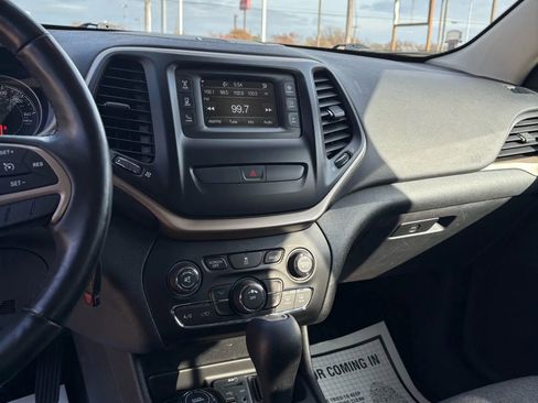 Used 2017 Jeep Cherokee Sport w/ Cold Weather Group image 6