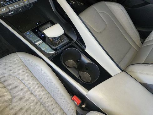 Used 2025 Hyundai Elantra Limited image 23