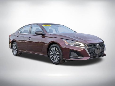 Used 2024 Nissan Altima 2.5 SV FWD image 2
