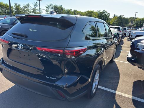Used 2023 Toyota Highlander LE AWD/4WD image 4