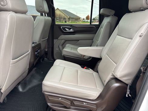 Used 2022 Chevrolet Suburban Z71 w/ Luxury Package image 12