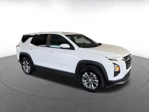 Used 2025 Chevrolet Equinox LT image 2