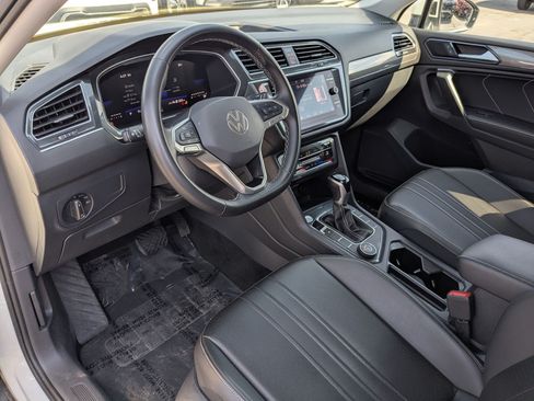 Used 2024 Volkswagen Tiguan SE AWD/4WD image 16