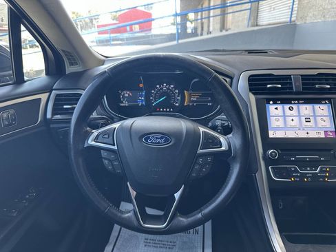Used 2018 Ford Fusion SE w/ Fusion SE Technology Package FWD image 9