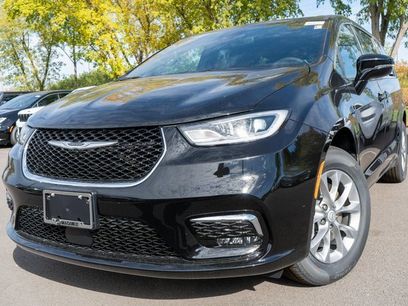 New 2026 Chrysler Pacifica Select