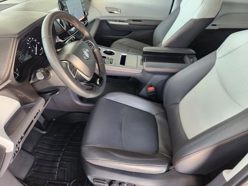 Used 2022 Toyota Sienna XSE w/ XSE Plus Package FWD image 13