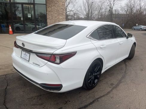 Used 2022 Lexus ES 300h F Sport image 4