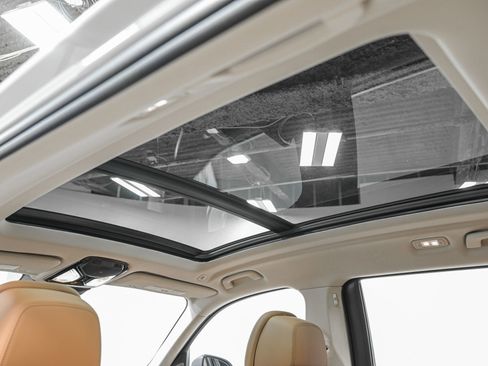 Used 2024 BMW X7 xDrive40i w/ Premium Package image 25