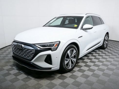 Used 2024 Audi Q8 e-tron Premium Plus image 25