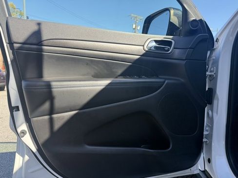 Used 2018 Jeep Grand Cherokee Laredo image 39