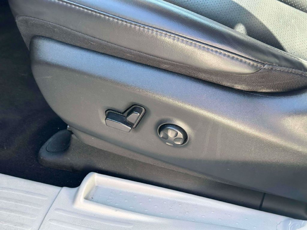 Used 2023 Chrysler Pacifica Touring-L FWD image 19