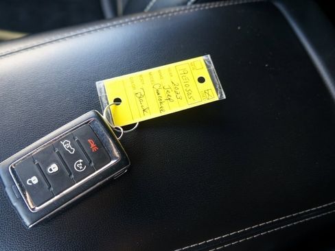 Used 2023 Jeep Grand Cherokee L Laredo image 2