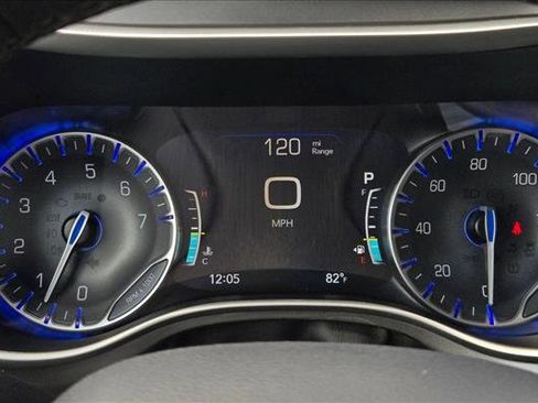 Used 2023 Chrysler Pacifica Touring-L image 10