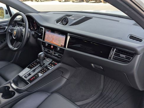Used 2025 Porsche Macan image 25