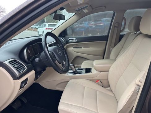 Used 2021 Jeep Grand Cherokee Laredo image 7