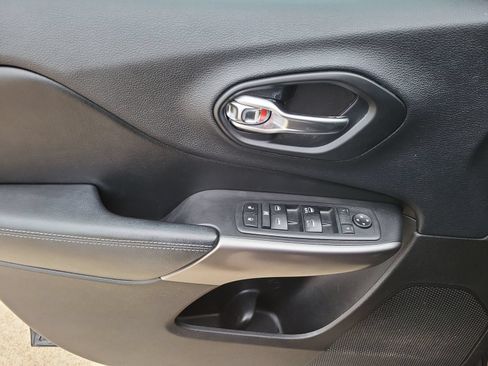 Used 2019 Jeep Cherokee Latitude Plus w/ Comfort/Convenience Group FWD image 21