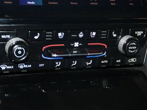 Used 2024 Jeep Grand Cherokee L Limited w/ Luxury Tech Group II image 39