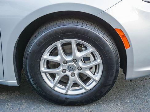 Used 2024 Chrysler Pacifica Touring-L image 10