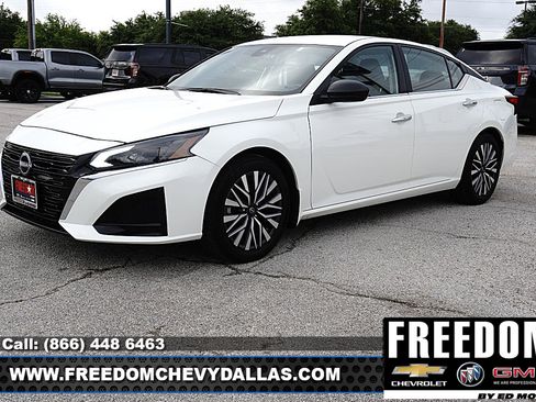 Used 2025 Nissan Altima 2.5 SV FWD image 3