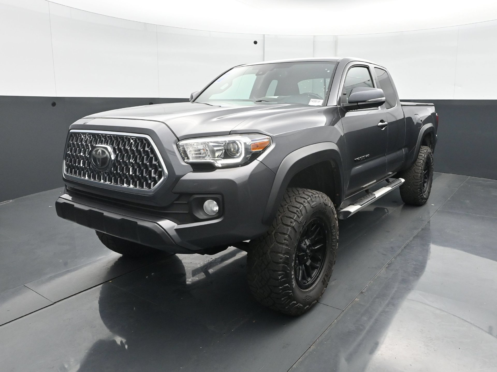 Used 2019 Toyota Tacoma TRD Off-Road AWD/4WD image 1