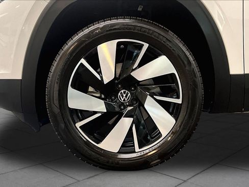 Used 2025 Volkswagen Atlas Cross Sport SE w/ Panoramic Sunroof Package FWD image 11