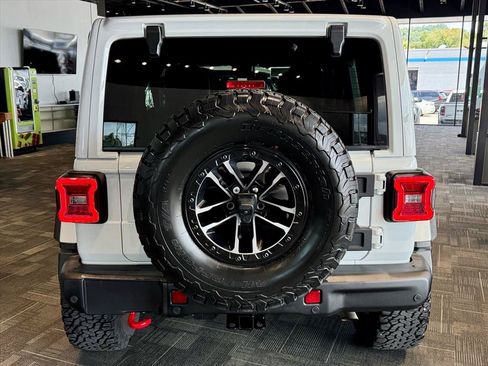 Used 2024 Jeep Wrangler Unlimited Rubicon AWD/4WD image 4