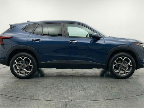 Used 2025 Chevrolet Trax LT w/ LT Convenience Package FWD image 8