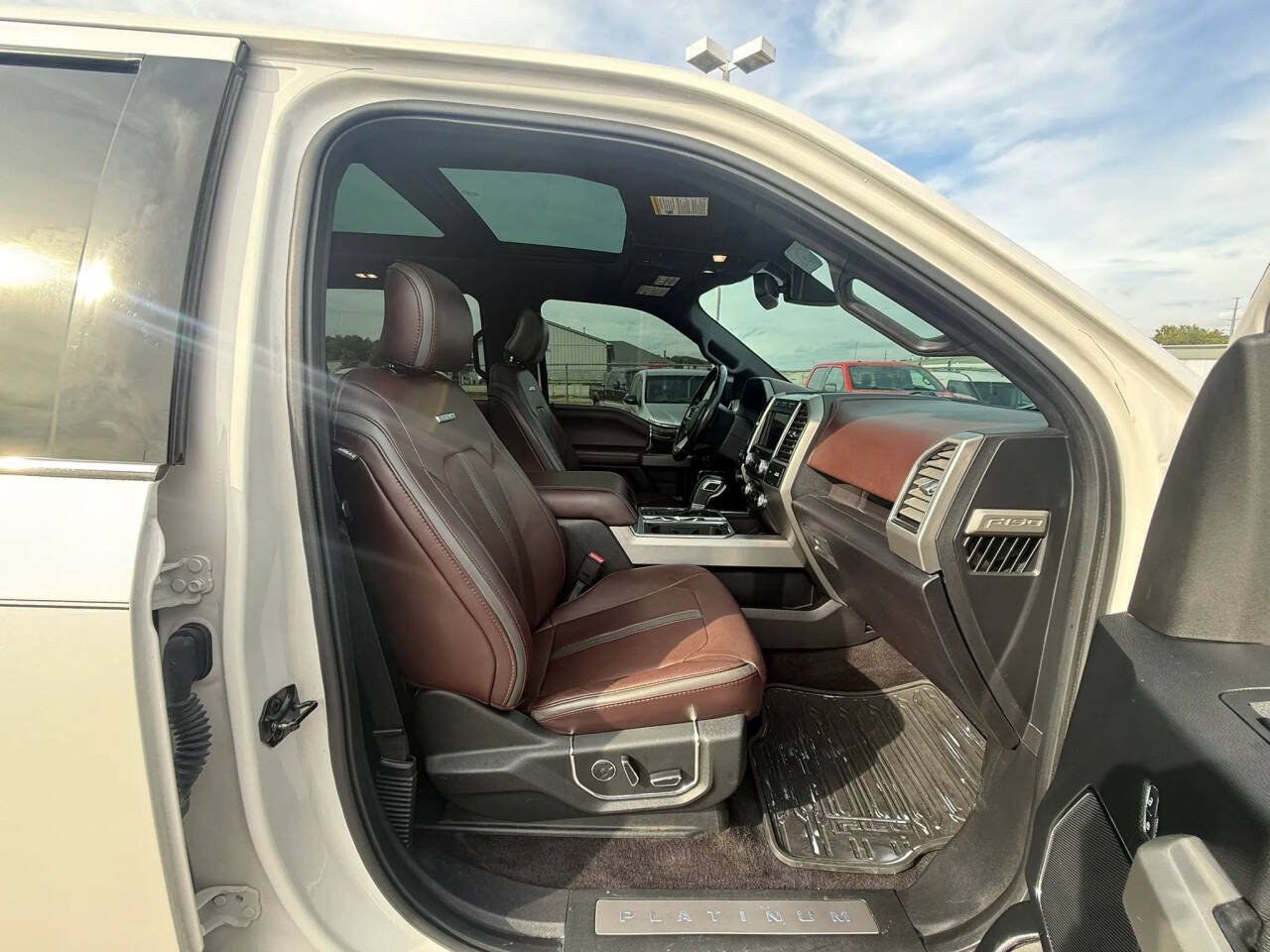Used 2017 Ford F150 Platinum w/ Equipment Group 701A Luxury AWD/4WD image 31