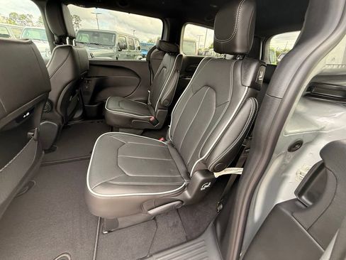 New 2026 Chrysler Pacifica Limited FWD image 26