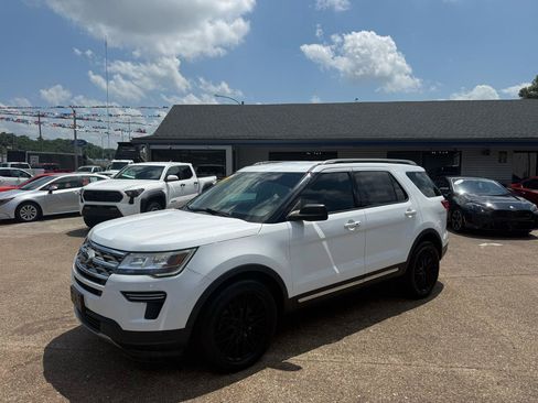 Used 2018 Ford Explorer XLT FWD image 3
