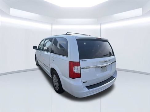 Used 2015 Chrysler Town & Country Touring FWD image 8