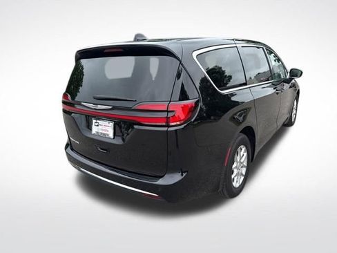 Used 2025 Chrysler Pacifica Select FWD image 5