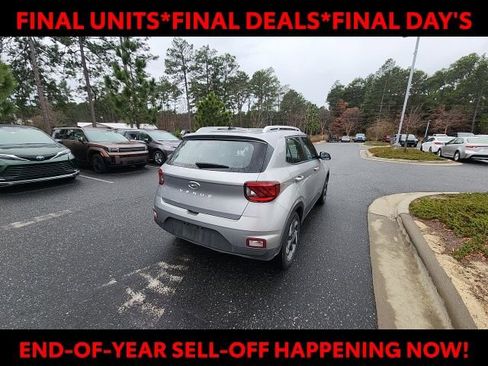 Used 2024 Hyundai Venue SEL image 12