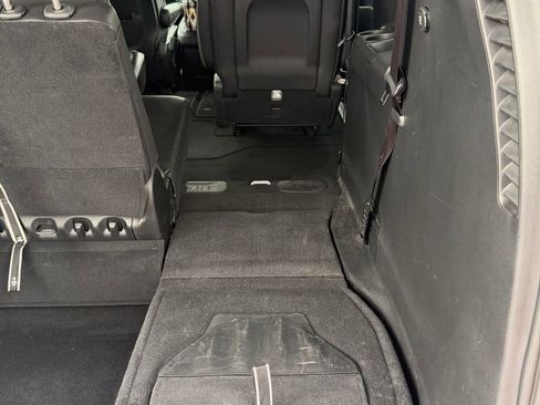 Used 2025 Chrysler Pacifica Limited image 39